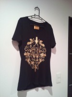 ドレスキャンプ　VネックTシャツ